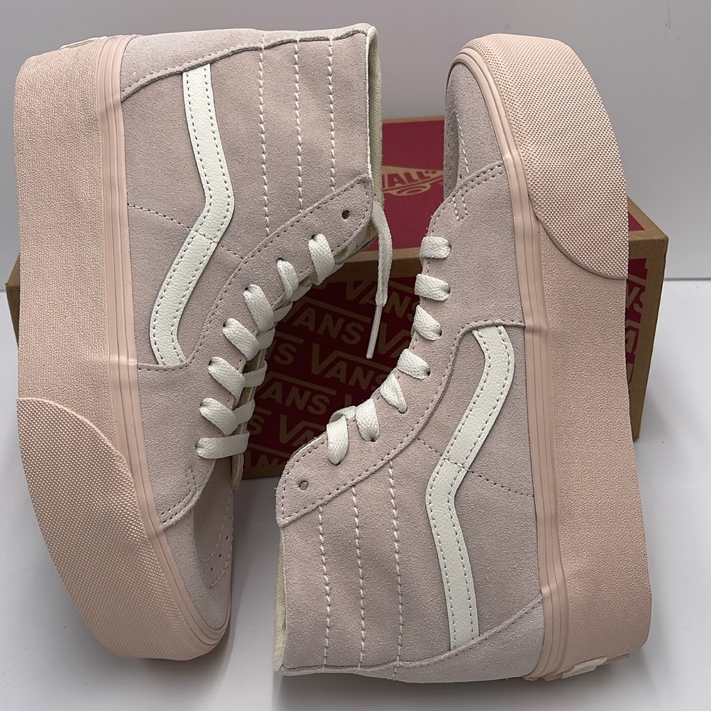 Vans WMNS Sk8-Hi Tapered Stacked Suede Shell
VN0A5JMKBXO
Platforms Sneakers - Picture 11 of 16